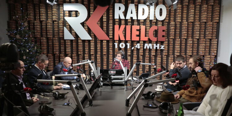 12.12.2022. Radio Kielce. Studio Polityczne. Na zdjęciu (od lewej): Piotr Kisiel z Solidarnej Polski, Jarosław Karyś - Prawo i Sprawiedliwość, Grzegorz Żmuda z Nowej Lewicy, Michał Kita - dziennikarz Radia Kielce, Michał Godowski z Polskiego Stronnictwa Ludowego - Koalicji Polskiej, Mateusz Iwan z Konfederacji - Nowa Nadzieja, Grażyna Dekiel z Polski 2050. / Fot. Wiktor Taszłow - Radio Kielce