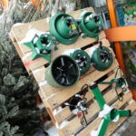 13.12.2022. Kielce. Sprzedaż choinek. Stoisko przed marketem OBI / Fot. Wiktor Taszłow – Radio Kielce