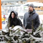 13.12.2022. Kielce. Sprzedaż choinek. Stoisko przed marketem OBI / Fot. Wiktor Taszłow – Radio Kielce