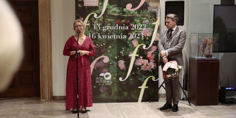 13.12.2022. Kielce. Wernisaż wystawy "Flora Polnica". Na zdjęciu (od lewej): Magdalena Silwanowicz - kurator wystawy, prof. Robert Kotowski - dyrektor Muzeum Narodowego w Kielcach / Fot. Wiktor Taszłow - Radio Kielce