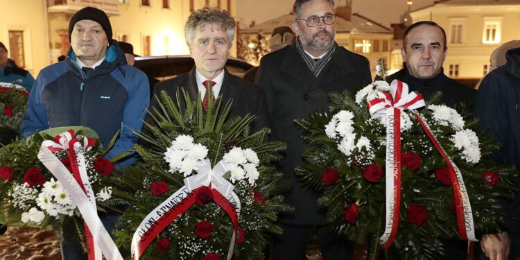 13.12.2022. Kielce. Obchody 41. rocznicy wprowadzenia stanu wojennego. Na zdjęciu (od lewej): Mirosław Gębski - starosta kielecki, senator Krzysztof Słoń, Tomasz Jamka - członek zarządu województwa, radny Piotr Kisiel. / Fot. Wiktor Taszłow - Radio Kielce