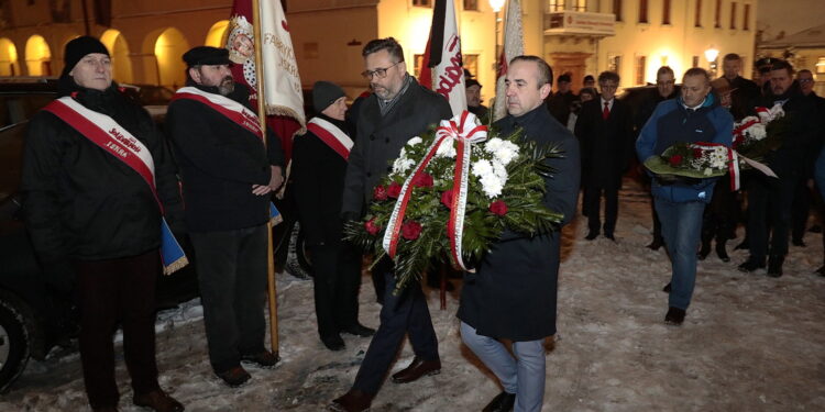 13.12.2022. Kielce. Obchody 41. rocznicy wprowadzenia stanu wojennego. Na zdjęciu (od lewej): Tomasz Jamka - członek zarządu województwa, radny Piotr Kisiel. / Fot. Wiktor Taszłow - Radio Kielce