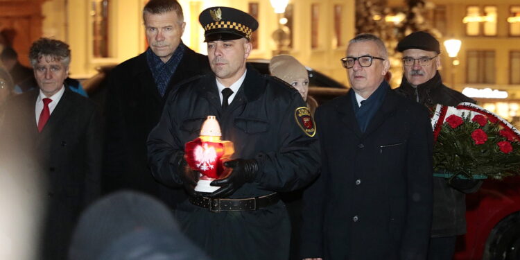 13.12.2022. Kielce. Obchody 41. rocznicy wprowadzenia stanu wojennego. Na zdjęciu delegacja Urzędu Miasta Kielce z prezydentem Bogdanem Wentą. / Fot. Wiktor Taszłow - Radio Kielce