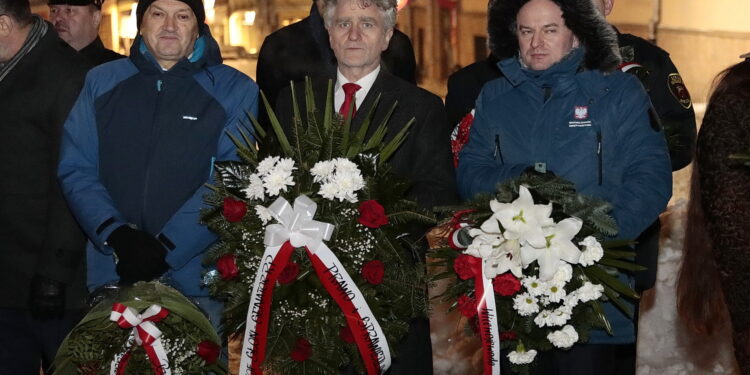 13.12.2022. Kielce. Obchody 41. rocznicy wprowadzenia stanu wojennego. Na zdjęciu (od lewej): Mirosław Gębski - starosta Kielecki, senator Krzysztof Słoń, wicewojewoda Rafał Nowak. / Fot. Wiktor Taszłow - Radio Kielce