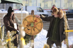 Radio Kielce 19.12.2022. Kielce. Plac Artystów. Akcja „Energetyczne drzewko” / fot. Wiktor Taszłow - Radio Kielce