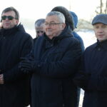 19.12.2022. Włoszczowa. Podpisanie umowy na dofinansowanie budowy obwodnicy. Na zdjęciu (od lewej): Dariusz Czechowski - starosta włoszczowski, Andrzej Adamczyk - minister infrastruktury, poseł Bartłomiej Dorywalski / Fot. Wiktor Taszłow - Radio Kielce