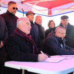 19.12.2022. Włoszczowa. Podpisanie umowy na dofinansowanie budowy obwodnicy. Na zdjęciu (od lewej): Andrzej Bętkowski - marszałek województwa, Andrzej Adamczyk - minister infrastruktury / Fot. Wiktor Taszłow - Radio Kielce