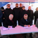 19.12.2022. Włoszczowa. Podpisanie umowy na dofinansowanie budowy obwodnicy. Na zdjęciu (od lewej): Andrzej Bętkowski - marszałek województwa, Andrzej Adamczyk - minister infrastruktury / Fot. Wiktor Taszłow - Radio Kielce
