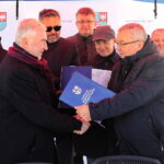 19.12.2022. Włoszczowa. Podpisanie umowy na dofinansowanie budowy obwodnicy . Na zdjęciu (w pierwszym rzędzie, od lewej): Andrzej Bętkowski - marszałek województwa, poseł Bartłomiej Dorywalski, Andrzej Adamczyk - minister infrastruktury / Fot. Wiktor Taszłow - Radio Kielce