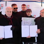 19.12.2022. Włoszczowa. Podpisanie umowy na dofinansowanie budowy obwodnicy . Na zdjęciu (w pierwszym rzędzie, od lewej): Dariusz Czechowski - starosta włoszczowski, Andrzej Bętkowski - marszałek województwa, poseł Bartłomiej Dorywalski, Andrzej Adamczyk - minister infrastruktury / Fot. Wiktor Taszłow - Radio Kielce