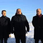 19.12.2022. Włoszczowa. Podpisanie umowy na dofinansowanie budowy obwodnicy. Na zdjęciu: poseł Bartłomiej Dorywalski, Andrzej Adamczyk - minister infrastruktury, Andrzej Bętkowski - marszałek województwa / Fot. Wiktor Taszłow - Radio Kielce