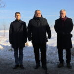 19.12.2022. Włoszczowa. Podpisanie umowy na dofinansowanie budowy obwodnicy. Na zdjęciu: poseł Bartłomiej Dorywalski, Andrzej Adamczyk - minister infrastruktury, Andrzej Bętkowski - marszałek województwa / Fot. Wiktor Taszłow - Radio Kielce