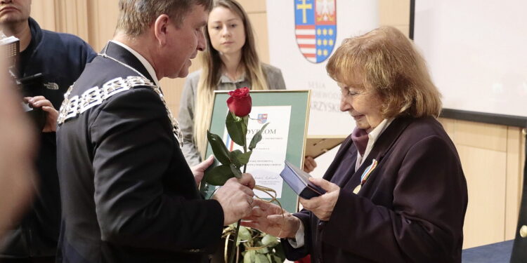 20.12.2022. Kielce. Wręczenie odznaki honorowej Województwa Świętokrzyskiego. Na zdjęciu (od lewej): Andrzej Pruś - przewodniczący sejmiku województwa świętokrzyskiego, Kazimiera Zapałowa / Fot. Wiktor Taszłow – Radio Kielce