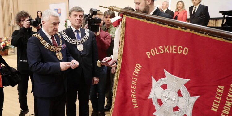 20.12.2022. Kielce. Wręczenie odznaki honorowej Województwa Świętokrzyskiego. Na zdjęciu (od lewej): Andrzej Bętkowski - marszałek województwa świętokrzyskiego, Andrzej Pruś - przewodniczący sejmiku województwa świętokrzyskiego / Fot. Wiktor Taszłow – Radio Kielce