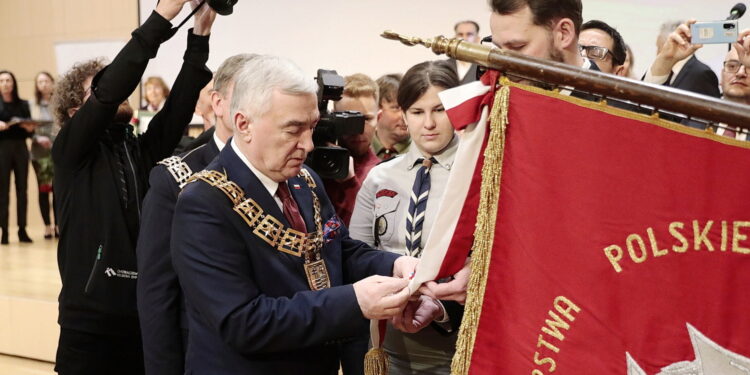 20.12.2022. Kielce. Wręczenie odznaki honorowej Województwa Świętokrzyskiego. Na zdjęciu (w środku): Andrzej Bętkowski - marszałek województwa świętokrzyskiego / Fot. Wiktor Taszłow – Radio Kielce