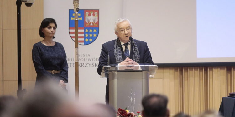 20.12.2022. Kielce. Wręczenie odznaki honorowej Województwa Świętokrzyskiego. Na zdjęciu: Krzysztof Lipiec - poseł / Fot. Wiktor Taszłow – Radio Kielce