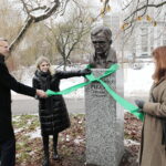 22.12.2022. Kielce. Odsłonięcie popiersia Jerzego Pilcha w kieleckiej alei sław. Na zdjęciu (od lewej): Bogdan Wenta - prezydent Kielc, Kinga Strzelecka-Pilch, Aleksandra Wiater - autorka projektu rzeźby Jerzego Pilcha / Fot. Wiktor Taszłow – Radio Kielce