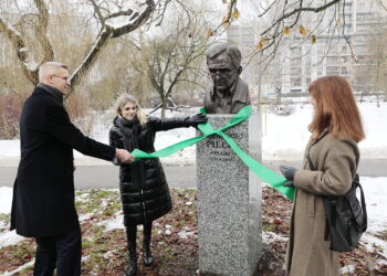 22.12.2022. Kielce. Odsłonięcie popiersia Jerzego Pilcha w kieleckiej alei sław. Na zdjęciu (od lewej): Bogdan Wenta - prezydent Kielc, Kinga Strzelecka-Pilch, Aleksandra Wiater - autorka projektu rzeźby Jerzego Pilcha / Fot. Wiktor Taszłow – Radio Kielce