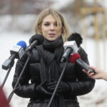 22.12.2022. Kielce. Odsłonięcie popiersia Jerzego Pilcha w kieleckiej alei sław. Na zdjęciu: Kinga Strzelecka-Pilch / Fot. Wiktor Taszłow – Radio Kielce