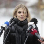 22.12.2022. Kielce. Odsłonięcie popiersia Jerzego Pilcha w kieleckiej alei sław. Na zdjęciu: Kinga Strzelecka-Pilch / Fot. Wiktor Taszłow – Radio Kielce