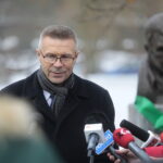 22.12.2022. Kielce. Odsłonięcie popiersia Jerzego Pilcha w kieleckiej alei sław. Na zdjęciu: Bogdan Wenta - prezydent Kielc / Fot. Wiktor Taszłow – Radio Kielce