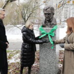 22.12.2022. Kielce. Odsłonięcie popiersia Jerzego Pilcha w kieleckiej alei sław. Na zdjęciu (od lewej): Bograd Wenta - prezydent Kielc, Kinga Strzelecka-Pilch, Aleksandra Wiater - autorka projektu rzeźby Jerzego Pilcha / Fot. Wiktor Taszłow – Radio Kielce