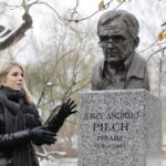 22.12.2022. Kielce. Odsłonięcie popiersia Jerzego Pilcha w kieleckiej alei sław. Na zdjęciu: Kinga Strzelecka-Pilch / Fot. Wiktor Taszłow – Radio Kielce