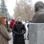 22.12.2022. Kielce. Odsłonięcie popiersia Jerzego Pilcha w kieleckiej alei sław. Na zdjęciu (od lewej): Aleksandra Wiater - autorka projektu rzeźby Jerzego Pilcha, Kinga Strzelecka-Pilch / Fot. Wiktor Taszłow – Radio Kielce