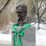 22.12.2022. Kielce. Odsłonięcie popiersia Jerzego Pilcha w kieleckiej alei sław / Fot. Wiktor Taszłow – Radio Kielce