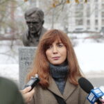 22.12.2022. Kielce. Odsłonięcie popiersia Jerzego Pilcha w kieleckiej alei sław. Na zdjęciu: Aleksandra Wiater - autorka projektu rzeźby Jerzego Pilcha / Fot. Wiktor Taszłow – Radio Kielce