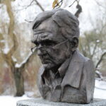 22.12.2022. Kielce. Odsłonięcie popiersia Jerzego Pilcha w kieleckiej alei sław / Fot. Wiktor Taszłow – Radio Kielce