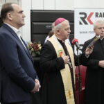 22.12.2022. Wigilijne spotkanie pracowników Polskiego Radia Kielce. Janusz Knap – prezes Polskiego Radia Kielce, Jan Piotrowski – biskup kielecki, Mariusz Rak – sekretarz biskupa kieleckiego / Fot. Wiktor Taszłow – Radio Kielce