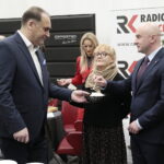 22.12.2022. Wigilijne spotkanie pracowników Polskiego Radia Kielce. Janusz Knap – prezes Polskiego Radia Kielce, Jolanta Białek – Centrum Edukacji Medialnej, Rafał Nowak - wicewojewoda świętokrzyski, przewodniczący rady programowej Polskiego Radia Kielce / Fot. Wiktor Taszłow – Radio Kielce