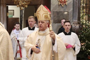 Biskup podczas uroczystego nabożeństwa: naszym zadaniem jest bycie solą ziemi oraz światłem świata - Radio Kielce