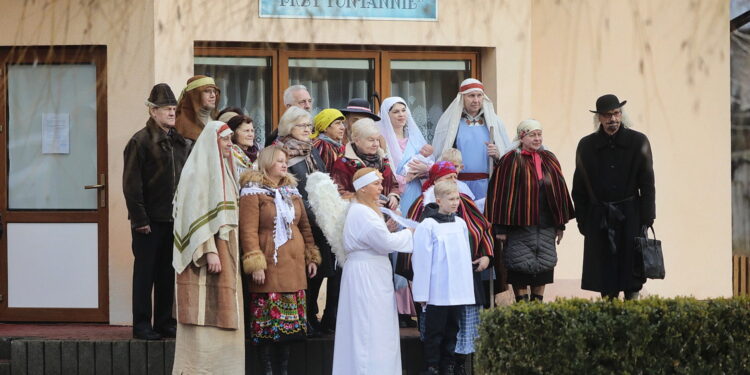 25.12.2022. Brzeziny. Szopka / Fot. Wiktor Taszłow - Radio Kielce