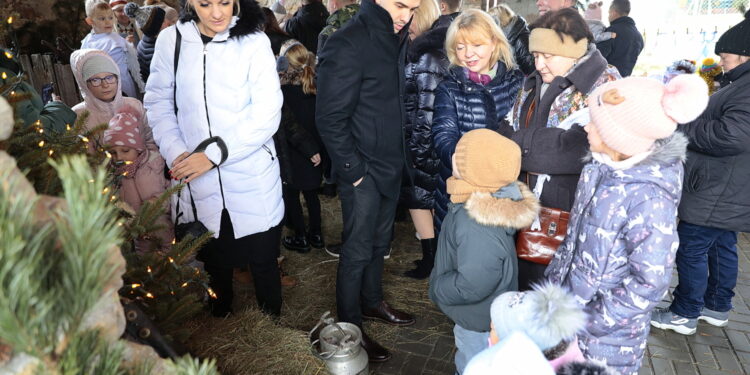 25.12.2022. Brzeziny. Szopka / Fot. Wiktor Taszłow - Radio Kielce