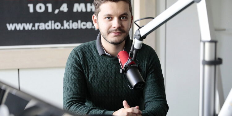 28.12.2022. Kielce. Radio Kielce. Na zdjęciu: Kamil Pacholec - pianista / Fot. Wiktor Taszłow - Radio Kielce