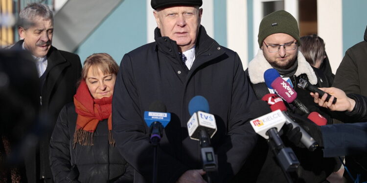 29.12.2022. Kielce. Przekazanie kluczy nowym lokatorom mieszkań na Nowych Jezioranach. Na zdjęciu: Krzysztof Miernik - dyrektor Miejskiego Zarządu Budynków w Kielcach / Fot. Wiktor Taszłow – Radio Kielce