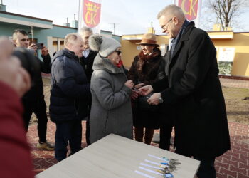 29.12.2022. Kielce. Przekazanie kluczy nowym lokatorom mieszkań na Nowych Jezioranach. Klucze wręcza Bogdan Wenta - prezydent Kielc / Fot. Wiktor Taszłow – Radio Kielce