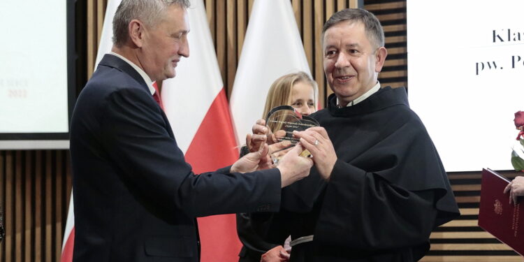 29.12.2022. Kielce. Wręczenie nagrody wojewody świętokrzyskiego „Czyste Serce”. Na zdjęciu (od lewej): Zbigniew Koniusz – wojewoda świętokrzyski, o. Janusz Łazarczyk - klasztor Franciszkanów w Chęcinach / Fot. Wiktor Taszłow – Radio Kielce