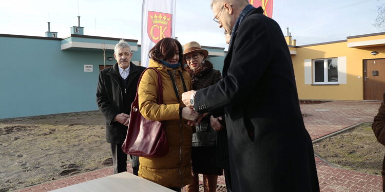 29.12.2022. Kielce. Przekazanie kluczy nowym lokatorom mieszkań na Nowych Jezioranach. Klucze wręcza Bogdan Wenta - prezydent Kielc / Fot. Wiktor Taszłow – Radio Kielce