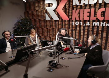 29.12.2022. Radio Kielce. Punkty Widzenia. Na zdjęciu (od lewej): Piotr Kisiel - radny, Anna Myślińska - radna, Robert Szumielewicz - dziennikarz Radia Kielce, Anna Kibortt - radna / Fot. Wiktor Taszłow - Radio Kielce