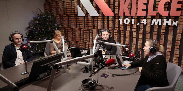 29.12.2022. Radio Kielce. Punkty Widzenia. Na zdjęciu (od lewej): Piotr Kisiel - radny, Anna Myślińska - radna, Robert Szumielewicz - dziennikarz Radia Kielce, Anna Kibortt - radna / Fot. Wiktor Taszłow - Radio Kielce