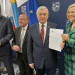 09.12.2022. Kielce. Konferencja dotycząca zatwierdzenia program regionalny dla województwa świętokrzyskiego w ramach nowej perspektywy finansowej Wspólnoty. Na zdjęciu (od lewej): Maciej Gawin – radny sejmiku, Tomasz Jamka - członek zarządu województwa świętokrzyskiego, Marek Bogusławski - wicemarszałek województwa świętokrzyskiego, Andrzej Bętkowski - marszałek województwa świętokrzyskiego, Renata Janik - wicemarszałek województwa świętokrzyskiego, Marek Jońca – radny sejmiku, Grzegorz Banaś – radny sejmiku / Fot. Michał Kita – Radio Kielce