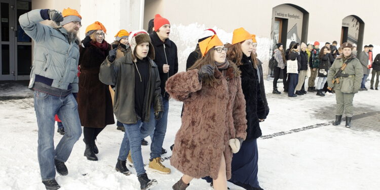 13.12.2022 Kielce. Dziedziniec OMPiO. Rocznica wprowadzenia stanu wojennego. Inscenizacja sytuacji związanych ze stanem wojennym, w wykonaniu uczniów I LO / Fot. Jarosław Kubalski - Radio Kielce