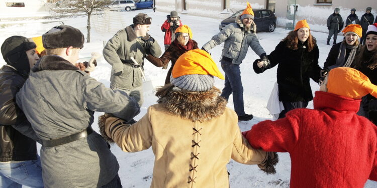 13.12.2022 Kielce. Dziedziniec OMPiO. Rocznica wprowadzenia stanu wojennego. Inscenizacja sytuacji związanych ze stanem wojennym, w wykonaniu uczniów I LO / Fot. Jarosław Kubalski - Radio Kielce