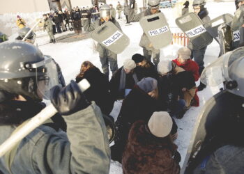 13.12.2022 Kielce. Dziedziniec OMPiO. Rocznica wprowadzenia stanu wojennego. Inscenizacja sytuacji związanych ze stanem wojennym, w wykonaniu uczniów I LO / Fot. Jarosław Kubalski - Radio Kielce