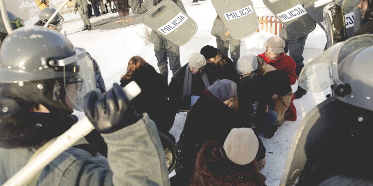 13.12.2022 Kielce. Dziedziniec OMPiO. Rocznica wprowadzenia stanu wojennego. Inscenizacja sytuacji związanych ze stanem wojennym, w wykonaniu uczniów I LO / Fot. Jarosław Kubalski - Radio Kielce