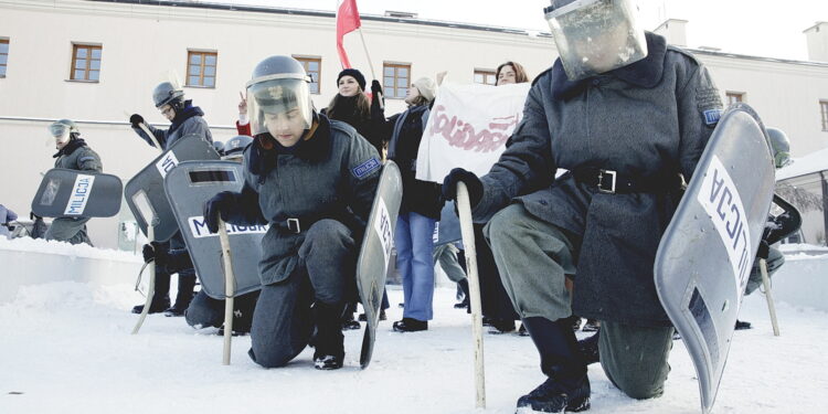 13.12.2022 Kielce. Dziedziniec OMPiO. Rocznica wprowadzenia stanu wojennego. Inscenizacja sytuacji związanych ze stanem wojennym, w wykonaniu uczniów I LO / Fot. Jarosław Kubalski - Radio Kielce