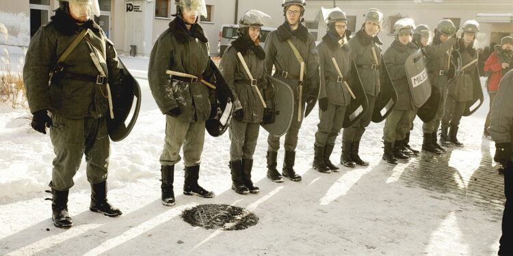 13.12.2022 Kielce. Dziedziniec OMPiO. Rocznica wprowadzenia stanu wojennego. Inscenizacja sytuacji związanych ze stanem wojennym, w wykonaniu uczniów I LO / Fot. Jarosław Kubalski - Radio Kielce